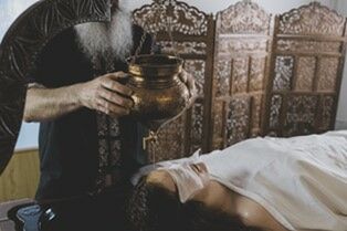 Shirodhara – tok teplého oleje na čelo - 1