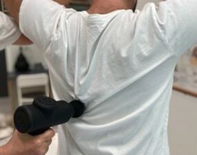 Uvolňovací techniky masážní pistolí před chiropraxí - 1
