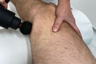 Uvolňovací techniky masážní pistolí před chiropraxí - 2