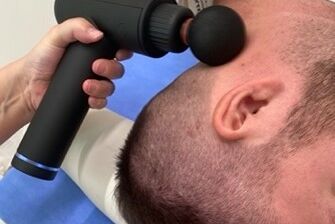 Uvolňovací techniky masážní pistolí před chiropraxí - 3