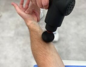 Uvolňovací techniky masážní pistolí před chiropraxí - 4