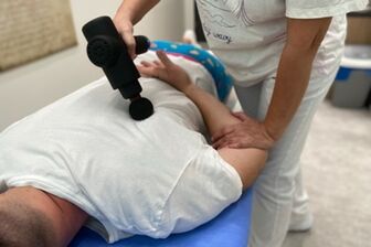 Uvolňovací techniky masážní pistolí před chiropraxí - 5