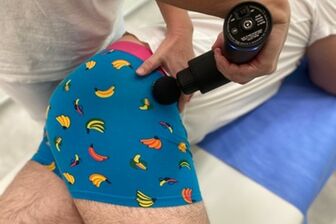 Uvolňovací techniky masážní pistolí před chiropraxí - 6